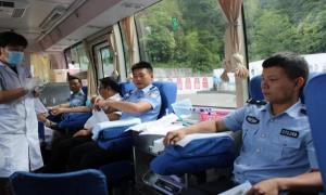 八一献血做公益及时救助暖民心