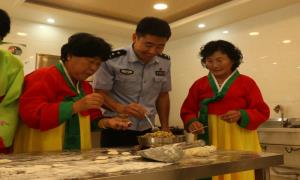 共同庆祝老人节 让民族团结之花在边境一线绽放