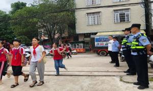 站好“护学岗 ” 守好“平安路”