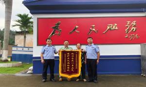 真心实意解民忧 赠送锦旗表心意