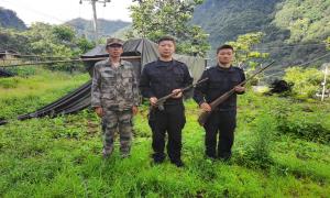 缉枪治爆宣传入民心 群众主动上交枪支