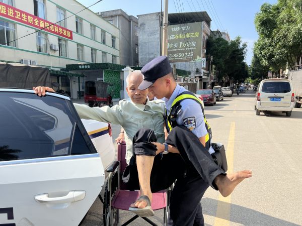 七旬老人晕倒路边  民警及时救助转危为安 (2).jpg