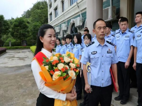 2023年8月22日十佳警嫂李英媛同丈夫刘义与民警交流互动 拍摄人：刘兴云.jpg