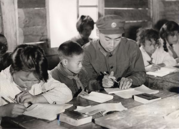 黑白照片+民警辅导作业+马库警民小学.jpg