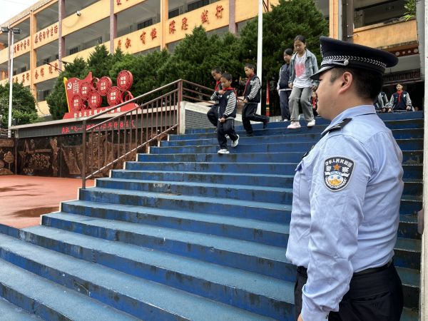云南怒江：守护学生成长 护航校园安全 (1).jpg