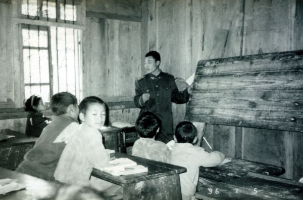 马库警民小学+民警正在授课.jpg