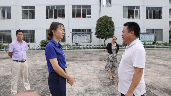 共建单位与老师们亲切交谈.jpg