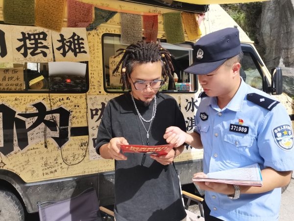 云南怒江：普法强基补短板丨丙中洛边境检查站向驻地群众开展普法宣传活动 (5).jpg