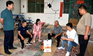 马楼村开展中秋节慰，将党的关怀送进家中