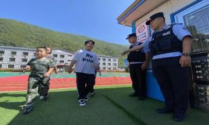 “警”密相随护校园平安