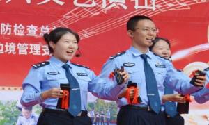 文艺表演进警营 唱响浓浓鱼水情