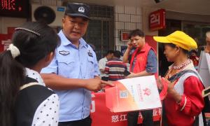 警企联动普法宣传“赶街天”