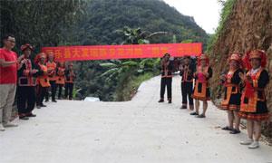 龙河脑村:凿山开道“圆梦”水泥路