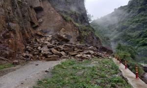 强降雨导致道路塌方 移民管理警察及时奔赴现场抢险救灾