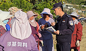 反诈宣传进村寨 警民携手防诈骗