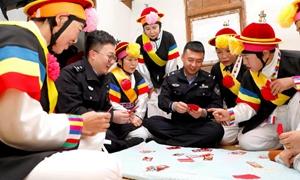 图们出入境边防检查站参加“图们江畔风情浓 百年老宅炙暖炕”传统火炕节活动