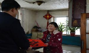 民警上门送喜庆 浓浓年味扑面来