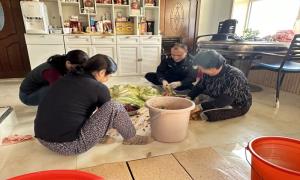 寒冬辣白菜飘香 警民鱼水情意长
