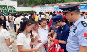 锦旗又双叒叕+1！新街边境派出所“夫妻警务室”锦旗背后的故事