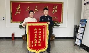 老人因病卧床多年 民警主动登门服务