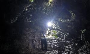 游客“探险”被困深山 移民管理警察冒险救援