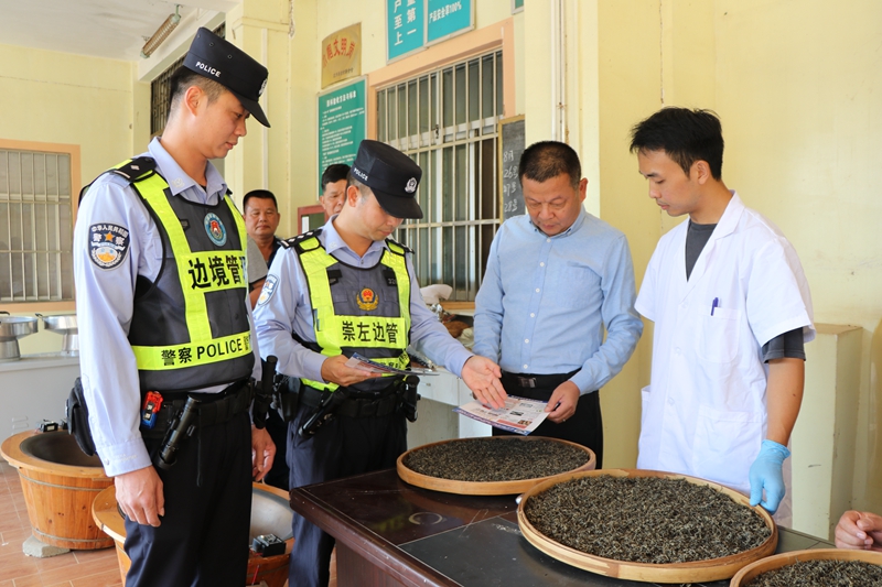 民警向群众回答咨询法律问题.jpg