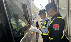 甘蔗榨季热火朝天 民警保障交通安全