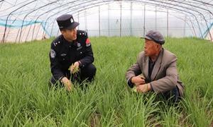在群众当中“挥酒青春”的“肖警官”