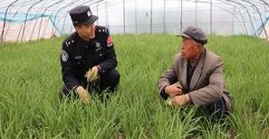 在群众当中“挥酒青春”的“肖警官”