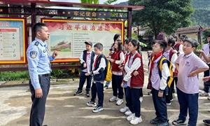 创新普法新矩阵 打造景区新“枫警”