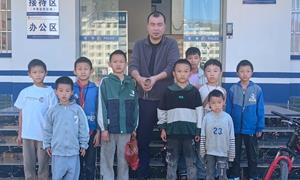 救助野生动物的“小孩哥”被民警进校表扬