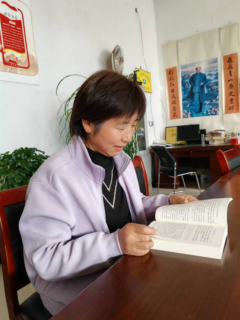 大马镇西司家村共产党员、妇联主任司栓红,认真学习党的二十届三中全会通过的《决定》文件 (1).jpg 大马镇西司家村共产党员、妇联主任司栓红,认真学习党的二十届三中全会通过的《决定》文件 (1).jpg