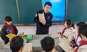 警徽闪耀支教路 爱心传递育新苗