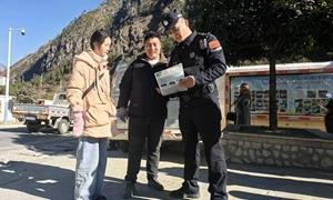 冬季站好“护学岗” 守护学生回家路