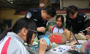 东兴边检站峒中分站开展“携手共建 同绘‘警’彩”主题活动
