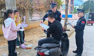宪法知识进民心 护航平安“警”相随
