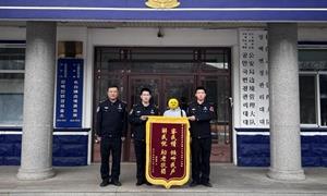 九旬老人深夜街头迷路 民警救助护送平安归家
