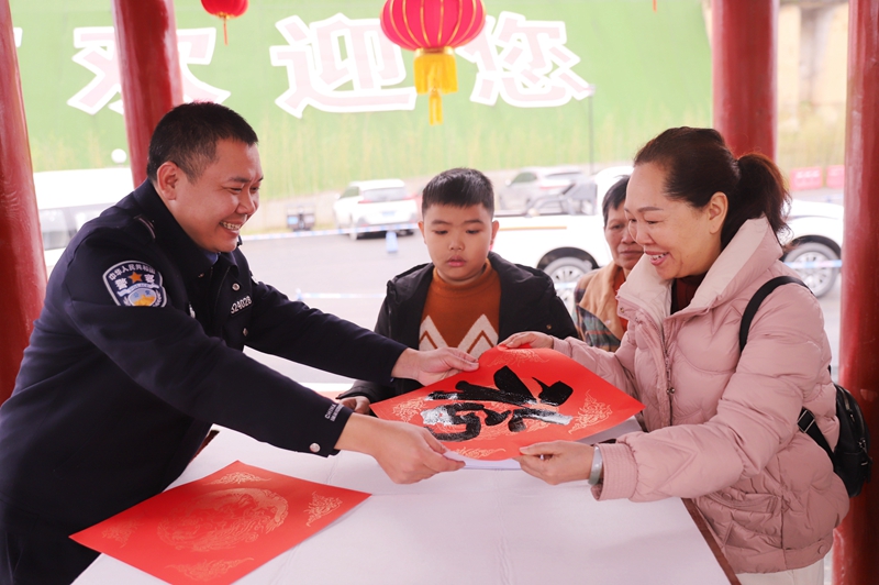 民警向边民群众送“福”。蒙正欢 摄.jpg