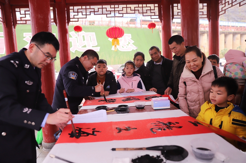 送福送春联到边关活动现场。蒙正欢 摄.jpg