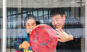 送福迎春 警民同心