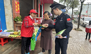 法治宣传正当时 平安“锋警”处处行