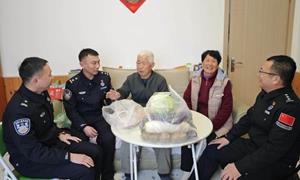 勇化边境派出所组织民警节前慰问辖区老党员