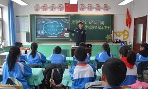 法治宣传进校园 讲好“开学第一课”