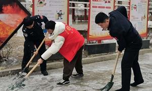 警民鱼水情  雷锋服务行