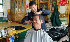 义务理发进辖区  一推一剪都是爱