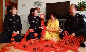 民警新春送福 情暖独居老人