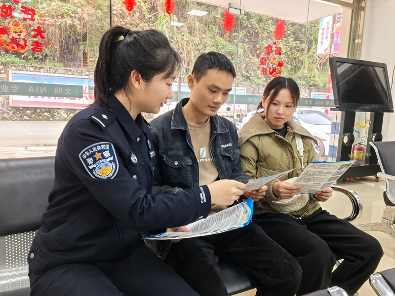 图为移民管理警察为即将出境群众普及相关法律知识（潘正锦摄）.jpg