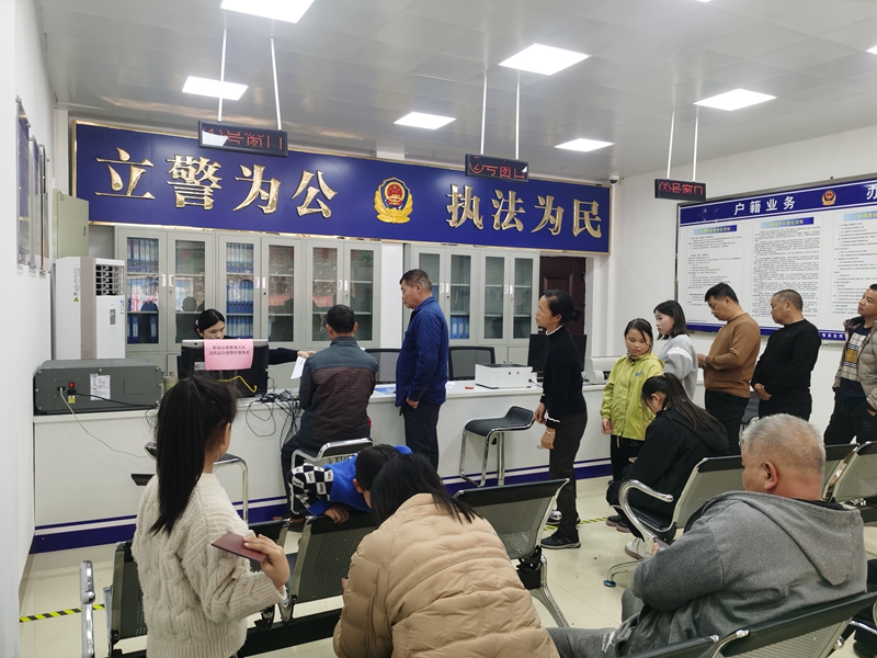 图为群众有序等待办理边民证（潘正锦摄）.jpg