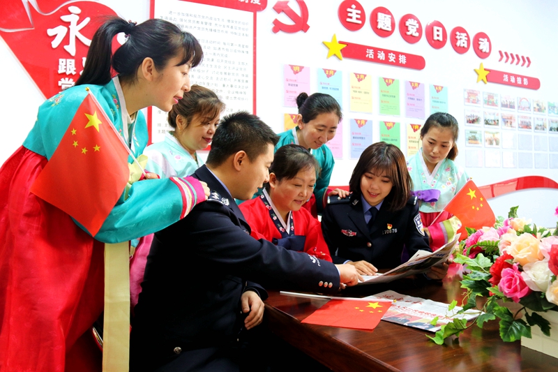 图为民警与朝鲜族群众读报学习两会精神_副本.jpg 图为民警与朝鲜族群众读报学习两会精神_副本.jpg
