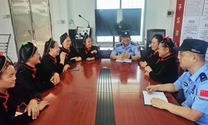 友谊关边境派出所民警与壮族群众一起排练普法山歌